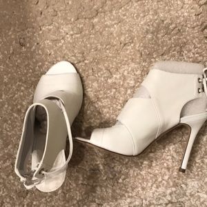 NWOT 6 1/2 Guess high heel shoes